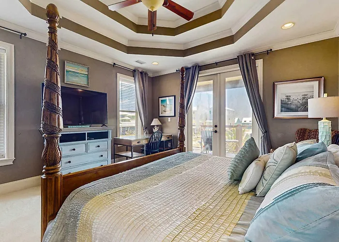 Lofted Getaway With Lovely Water Views Saltwater Pool & Multiple Decks Holiday home *
